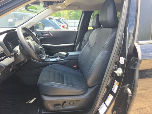 Used 2025 Mitsubishi Outlander SE AWD/4WD image 3