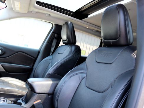 Used 2020 Jeep Cherokee Limited image 17