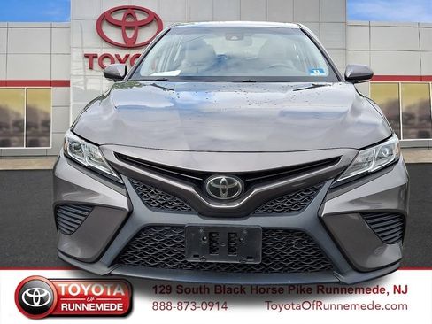 Used 2018 Toyota Camry SE w/ Convenience Package FWD image 2