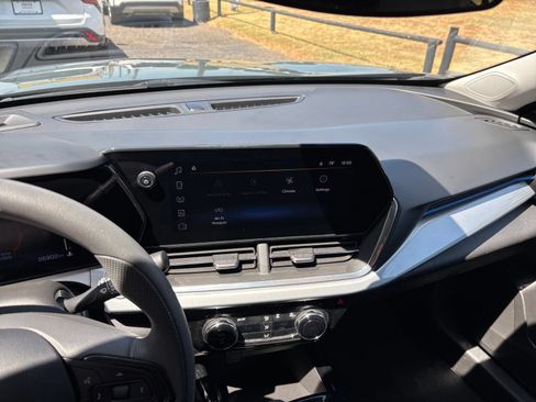 Used 2025 Chevrolet Trax LT FWD image 17