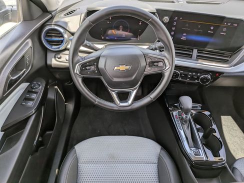 Used 2025 Chevrolet Trax LT w/ LT Convenience Package FWD image 16