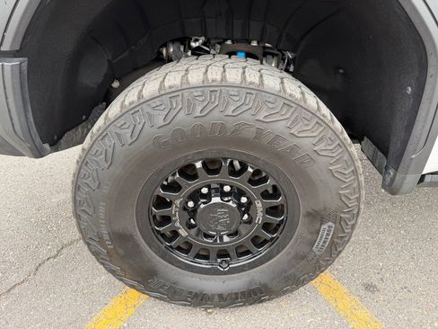 Used 2025 GMC Sierra 2500 AT4X w/ AT4X AEV Edition image 9