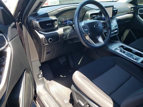 Used 2023 Ford Explorer XLT AWD/4WD image 10