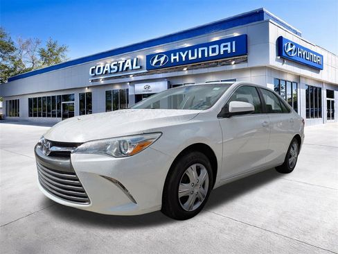 Used 2015 Toyota Camry LE image 8