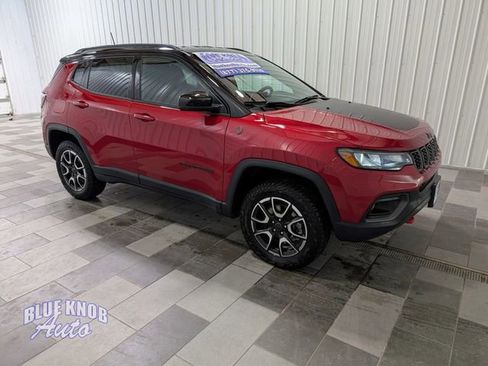 Used 2025 Jeep Compass Trailhawk AWD/4WD image 5