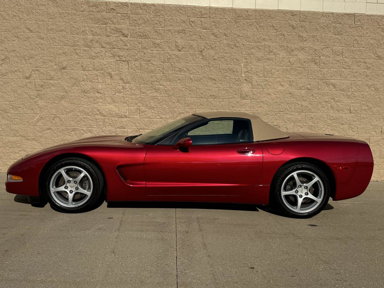 Used 2002 Chevrolet Corvette Convertible RWD image 2
