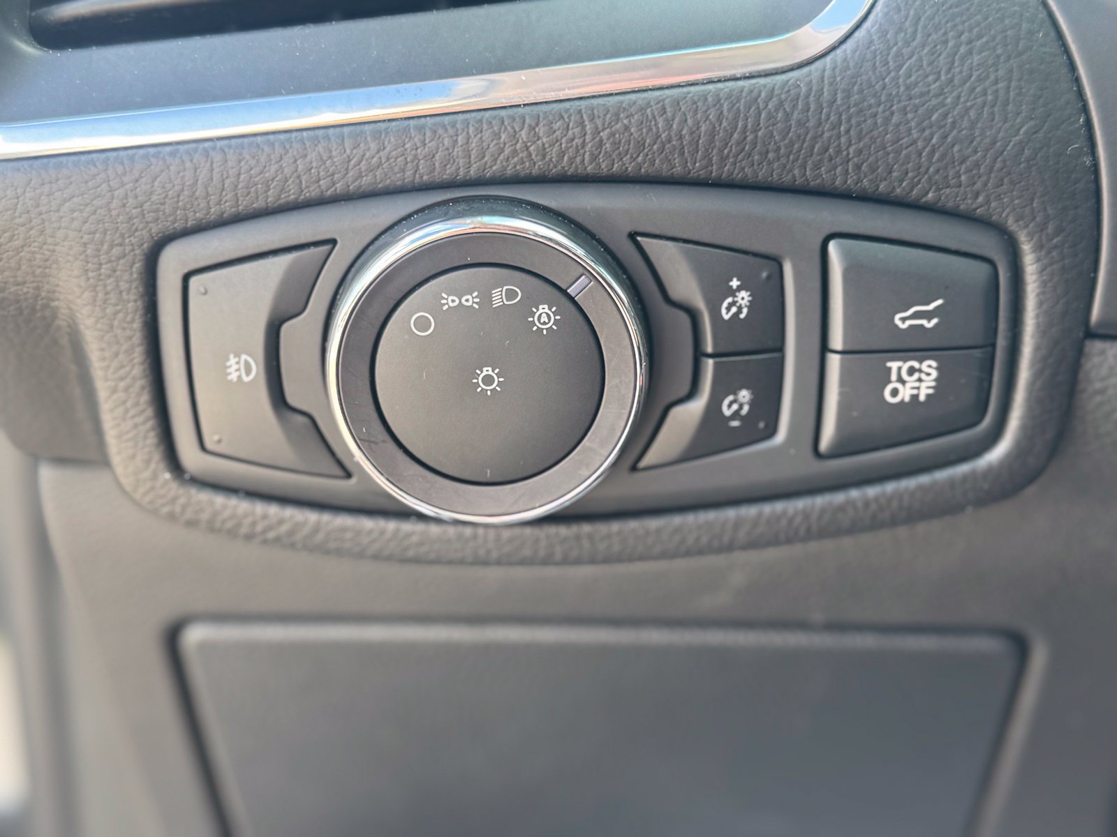 Used 2019 Ford Edge Titanium w/ Equipment Group 301A FWD image 16
