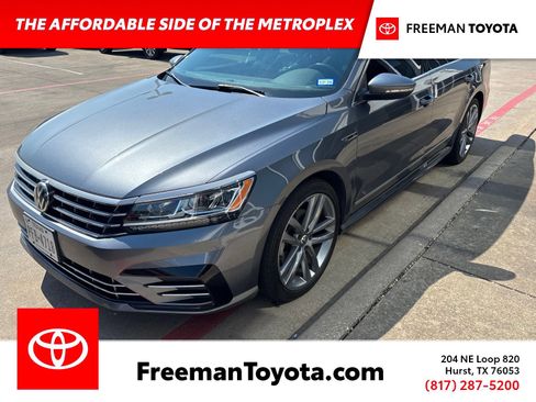 Used 2017 Volkswagen Passat 1.8T R-Line w/ R-Line Lighting Package FWD image 1
