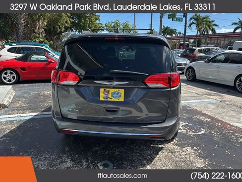 Used 2017 Chrysler Pacifica Touring-L image 10