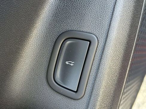 Used 2025 Chevrolet Traverse LT w/ Driver Confidence Package FWD image 21