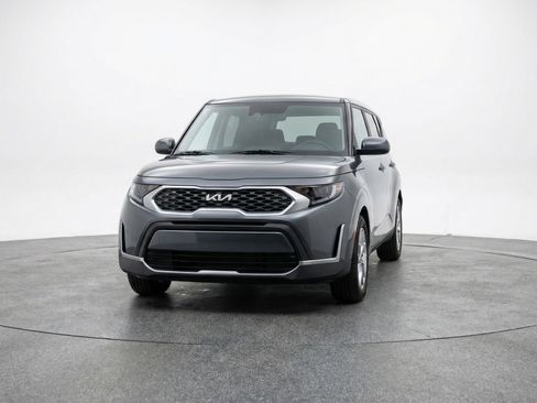 Used 2025 Kia Soul LX w/ LX Technology Package FWD image 2
