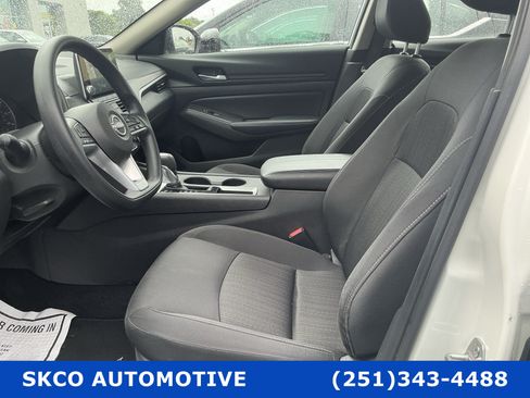 Used 2025 Nissan Altima 2.5 SV FWD image 11