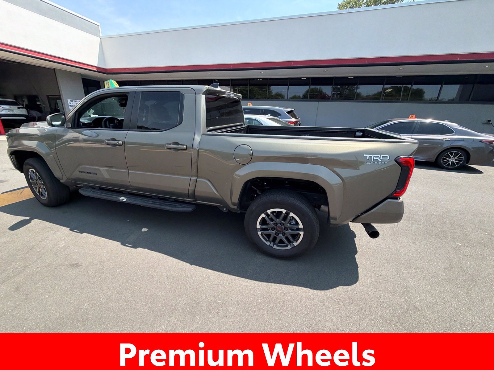 Used 2025 Toyota Tacoma TRD Sport AWD/4WD image 14