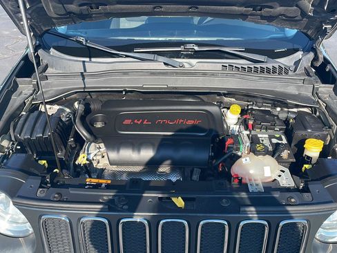 Used 2016 Jeep Renegade Latitude FWD image 9