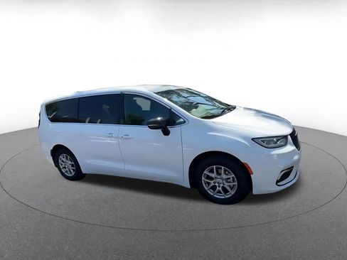 Used 2025 Chrysler Pacifica Select FWD image 2