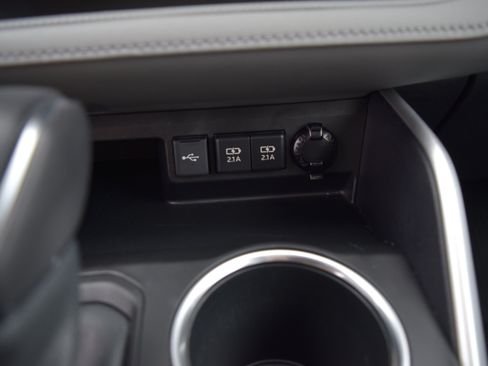 Used 2021 Toyota Highlander XLE AWD/4WD image 19