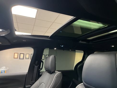 Used 2026 Chrysler Pacifica Limited image 25