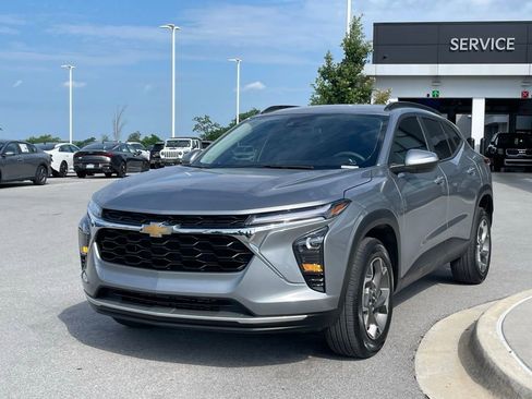 Used 2025 Chevrolet Trax LT FWD image 3