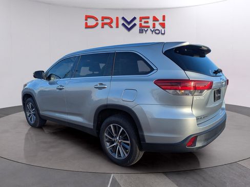 Used 2019 Toyota Highlander XLE image 2