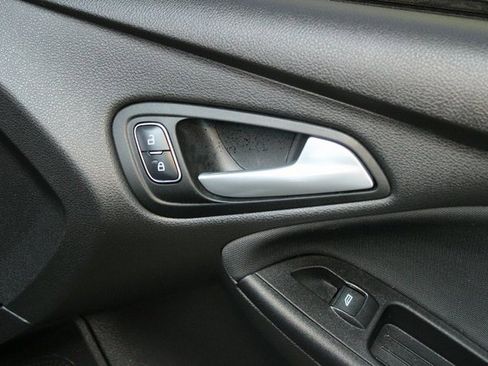 Used 2017 Ford Focus SE image 9