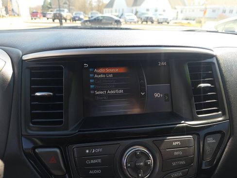 Used 2018 Nissan Pathfinder S image 11