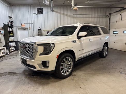 Used 2022 GMC Yukon XL Denali w/ Denali Premium Package AWD/4WD image 3