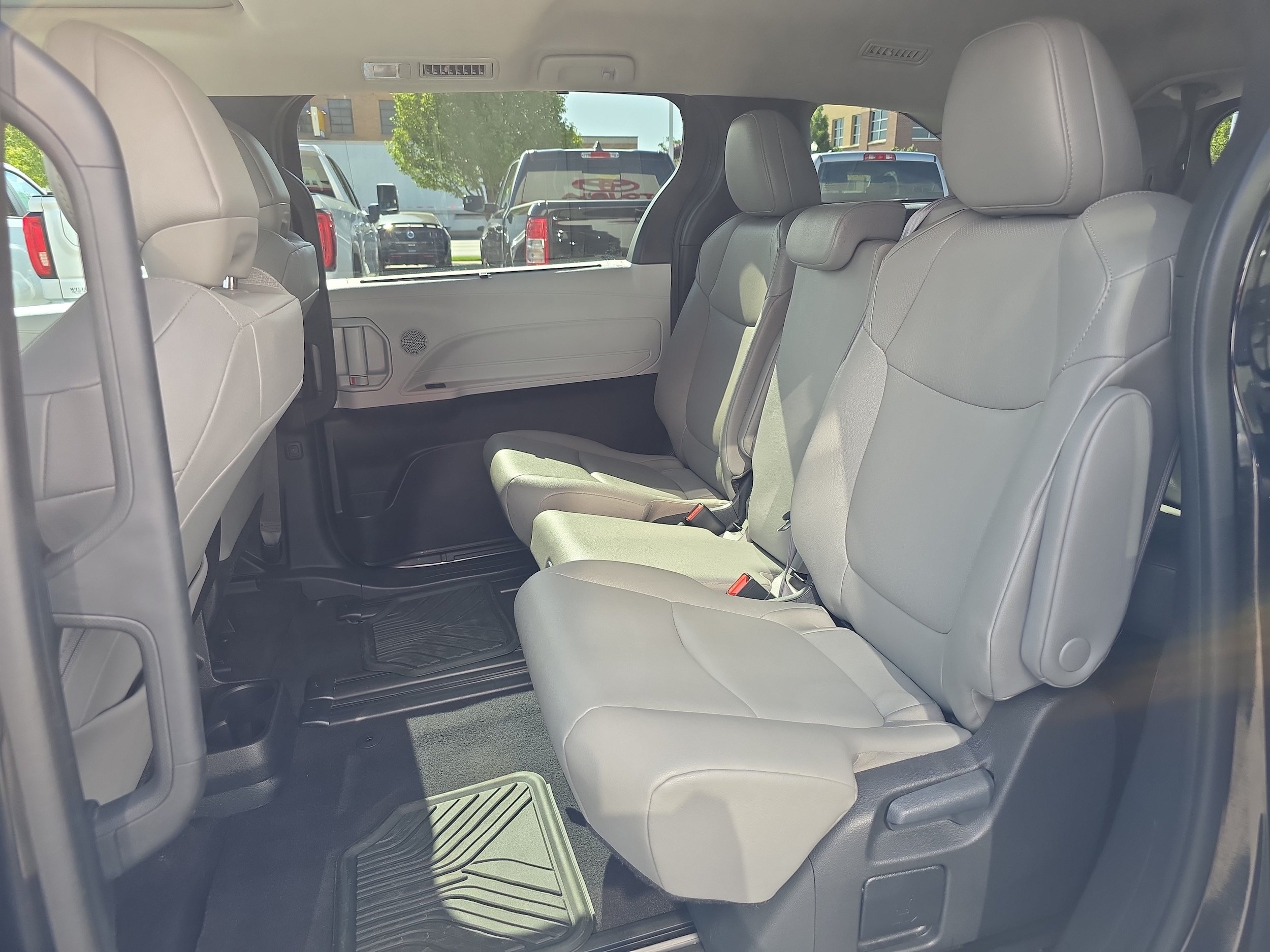 Used 2025 Toyota Sienna XLE FWD image 13