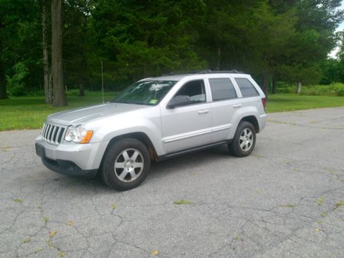 Used 2010 Jeep Grand Cherokee Laredo AWD/4WD image 2