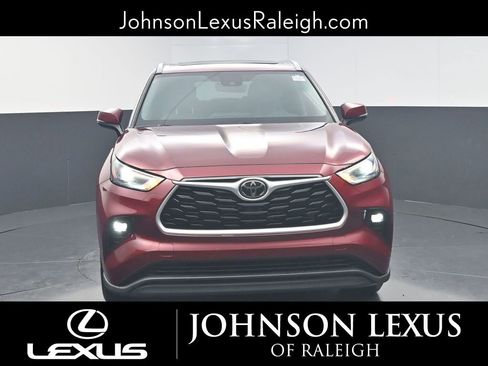 Used 2022 Toyota Highlander XLE image 4