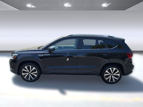 Used 2023 Volkswagen Taos SE w/ Panoramic Sunroof Package FWD image 2