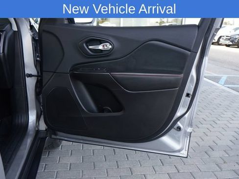 Used 2019 Jeep Cherokee Trailhawk AWD/4WD image 19