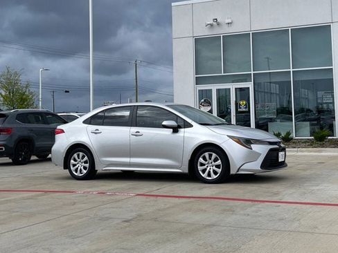 Used 2025 Toyota Corolla LE FWD image 6