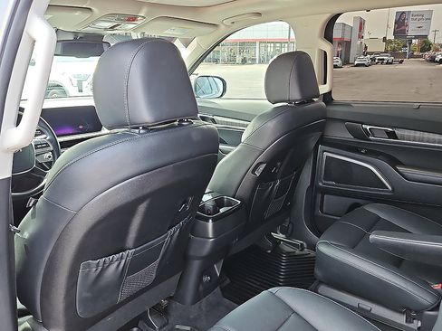 Used 2024 Kia Telluride EX w/ EX Captain's Chair Package FWD image 11