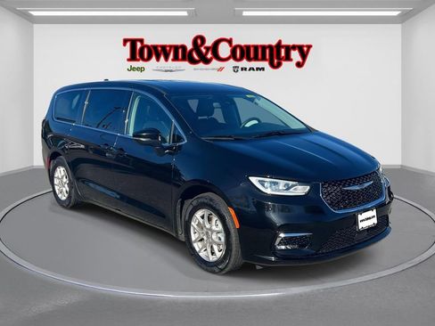 Used 2023 Chrysler Pacifica Touring-L image 1
