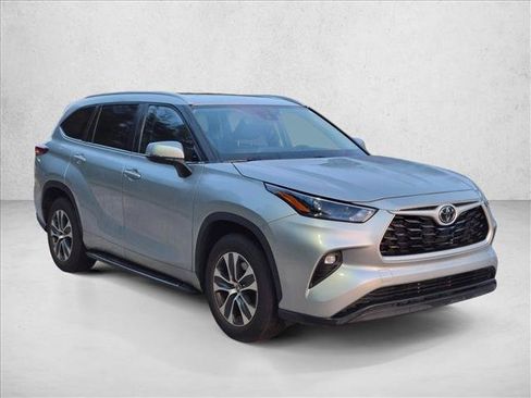 Used 2023 Toyota Highlander XLE FWD image 3