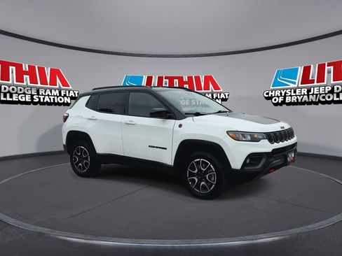 Used 2025 Jeep Compass Trailhawk w/ Trailer Tow Group AWD/4WD image 2