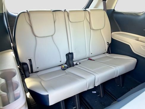 Certified 2025 Kia Carnival EX image 28