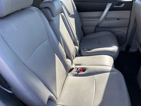 Used 2012 Toyota Highlander SE w/ Tow Pkg image 13