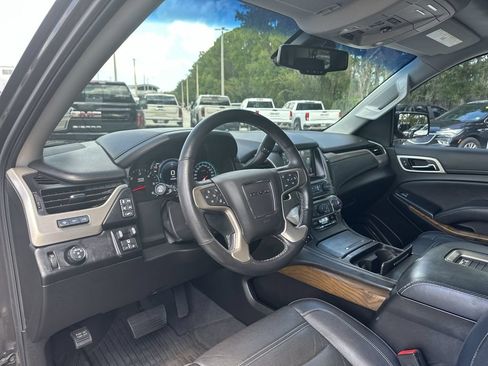 Used 2020 GMC Yukon XL Denali w/ Denali Premium Package RWD image 10