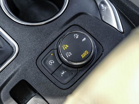 Used 2023 Chevrolet Traverse Premier image 33