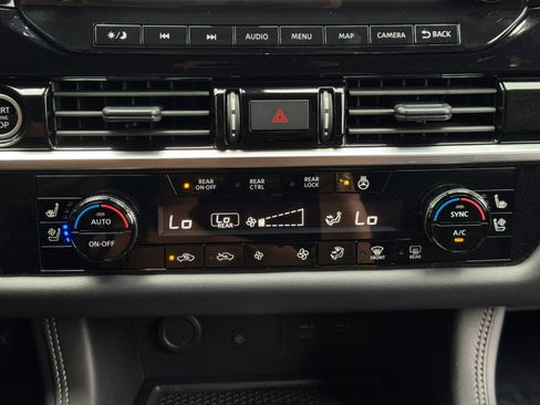 Used 2024 Nissan Pathfinder Platinum FWD image 30