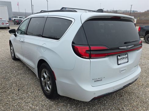 Used 2023 Chrysler Pacifica Limited image 4