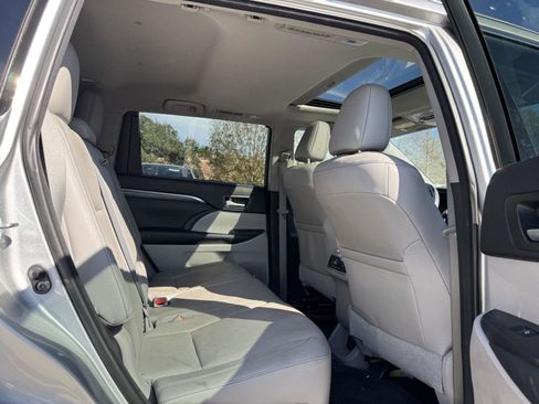 Used 2017 Toyota Highlander Limited image 29