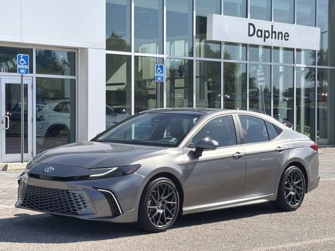 Used 2025 Toyota Camry XSE FWD image 8