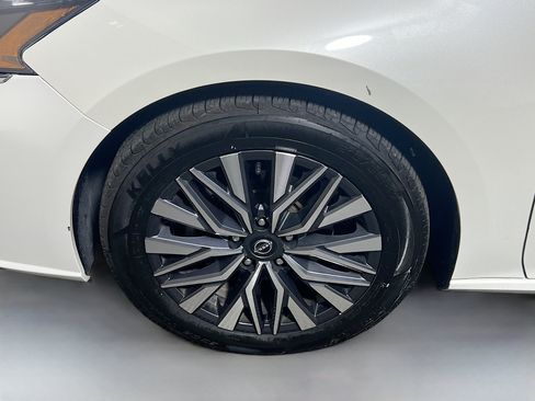 Used 2023 Nissan Altima 2.5 SV FWD image 13