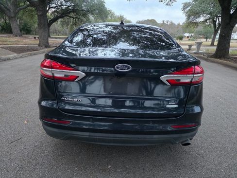 Used 2020 Ford Fusion SE image 3