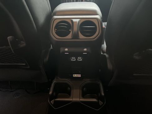 Used 2025 Jeep Wrangler Unlimited Rubicon image 21