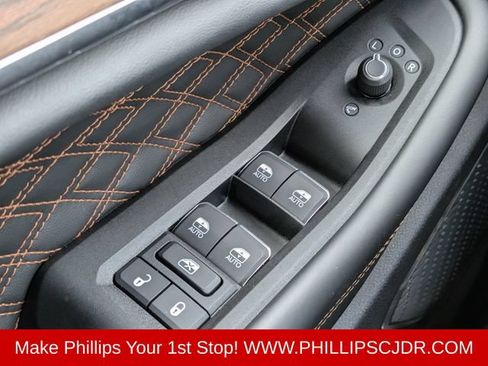 Used 2025 Jeep Grand Cherokee Summit w/ Obsidian Package AWD/4WD image 24