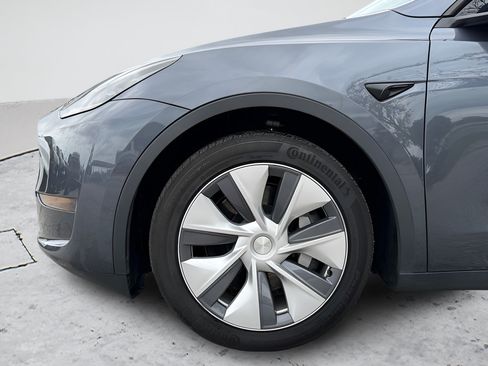 Used 2023 Tesla Model Y Long Range AWD/4WD image 35