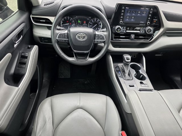 Used 2021 Toyota Highlander XLE FWD image 13
